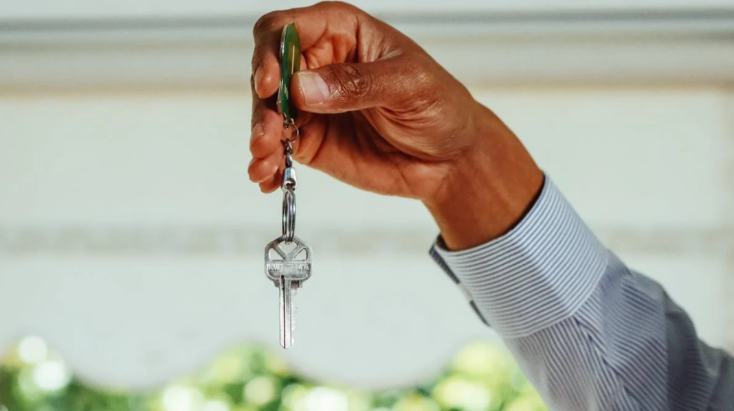 Questions Kansas City Homeowners Should Ask Before Selling a House for Cash